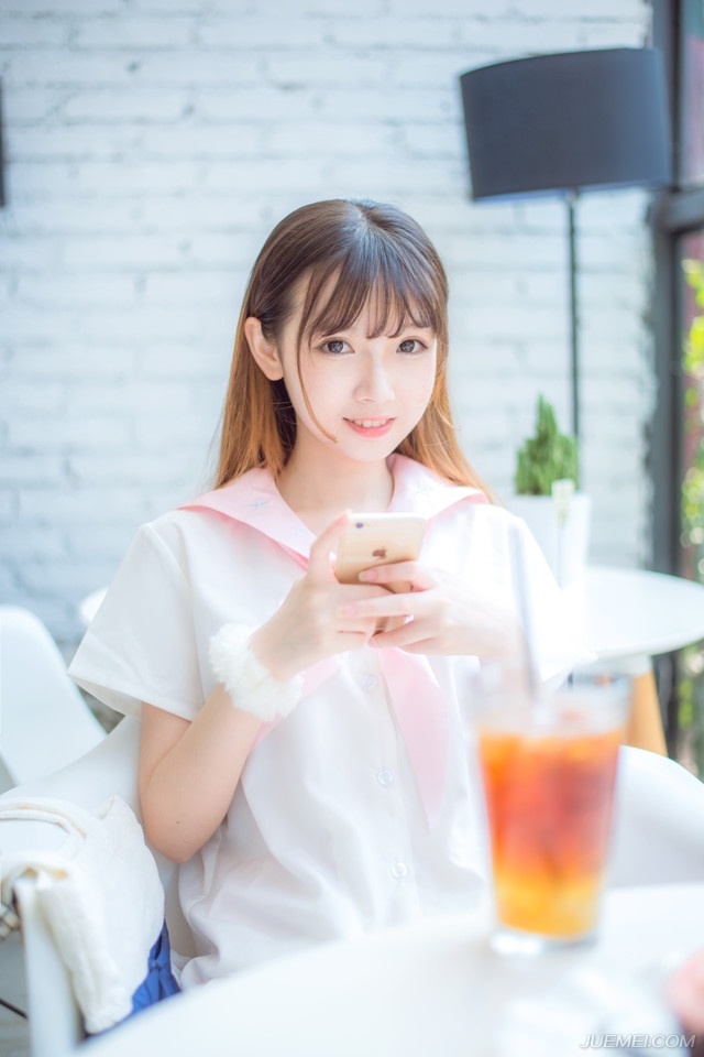 “即是主公之命，统岂敢不从。”庞统闻言松了口气，如今他要跟诸葛亮斗，最怕的就是有人从旁指手画脚，虽然吕征从小被吕布以精英培养方式来培养，但如今不过十岁，而且身份特殊，若让他来主事，难免掣肘。